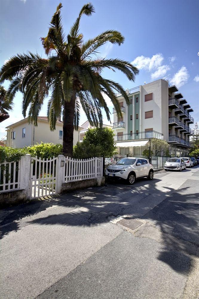 Hotel Virginia Diano Marina Exteriör bild